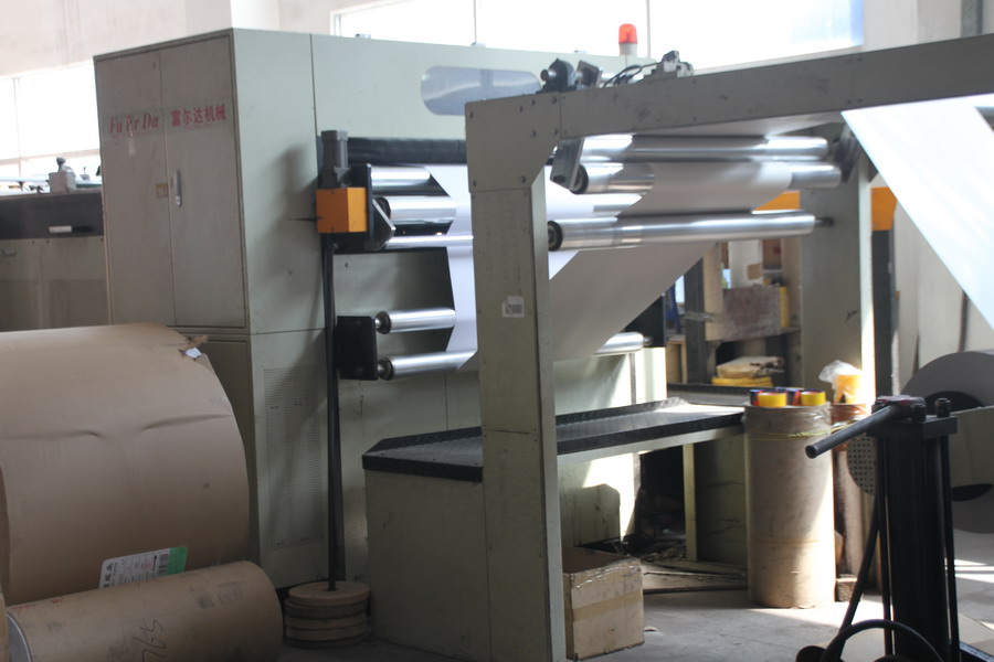 Paper dividing machine